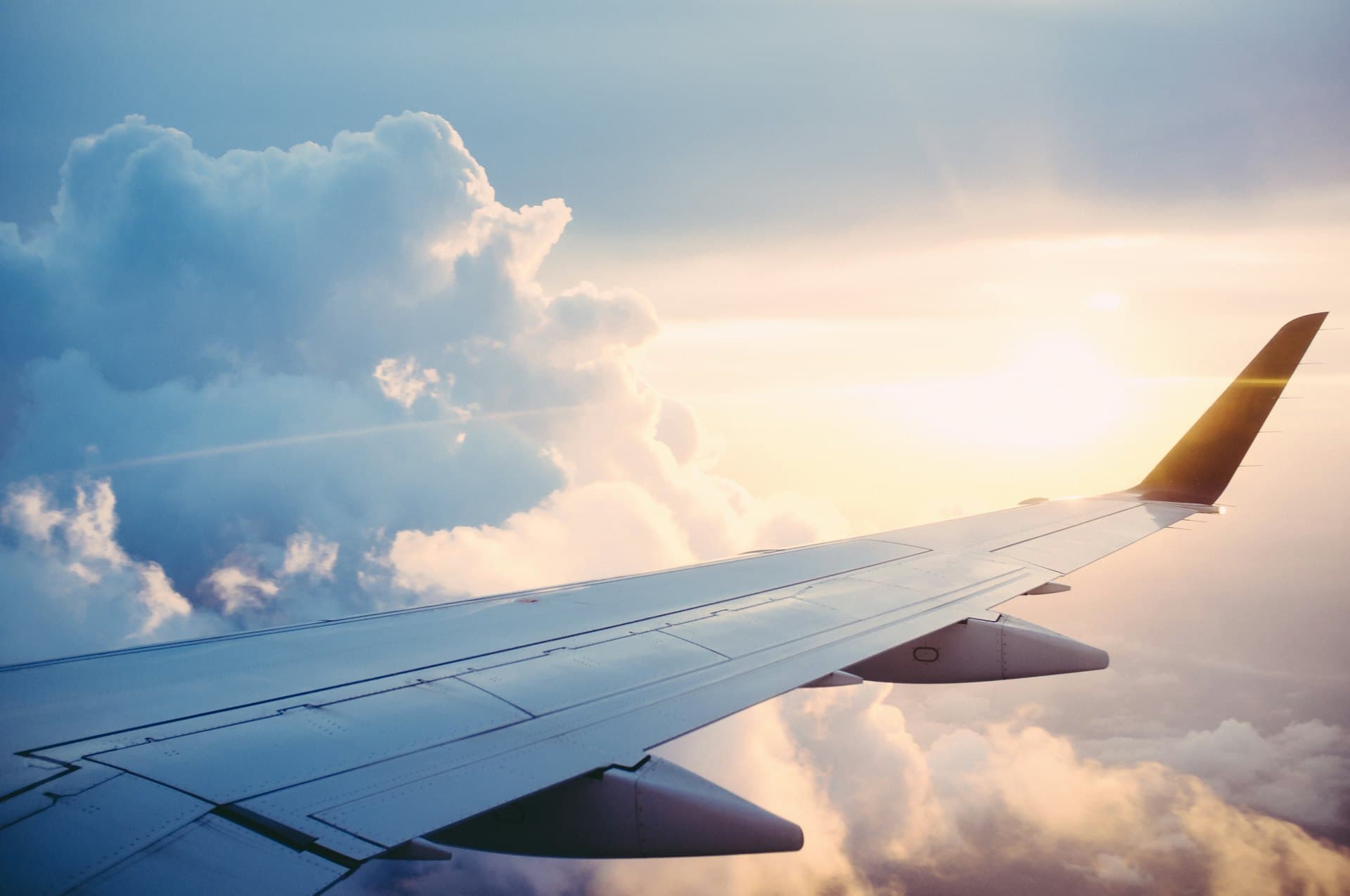 Tragfläche eines Flugzeugs über einem Wolkenmeer